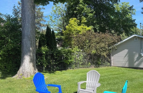 Cassopolis House | Great house with outside hot tub - 1 block from Diamond Lake
