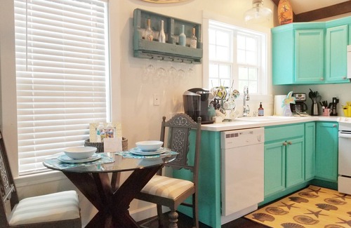 Saint Simons Island Cottage | Great Location Unique Luxury Cottage- Sleeps 3 Spa Shower Close to Sea Island