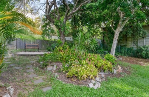 Holland Park West House | Great Location Cute Family Home, beautiful nature