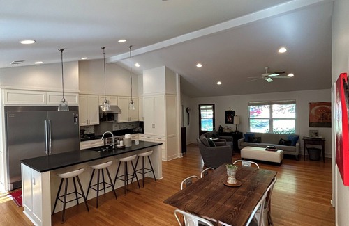 Oxford House | Great Location! 1/2 mile walk to Square & Mile walk to Grove!