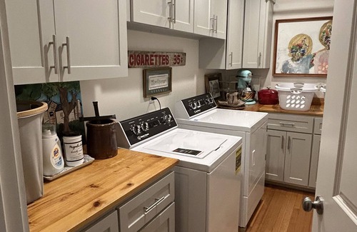 Oxford House | Great Location! 1/2 mile walk to Square & Mile walk to Grove!