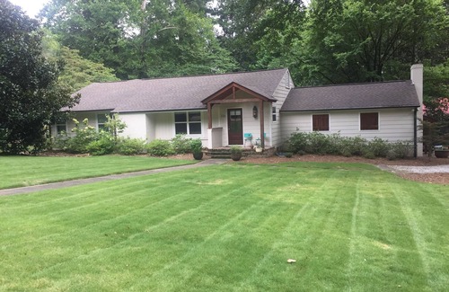 Oxford House | Great Location! 1/2 mile walk to Square & Mile walk to Grove!