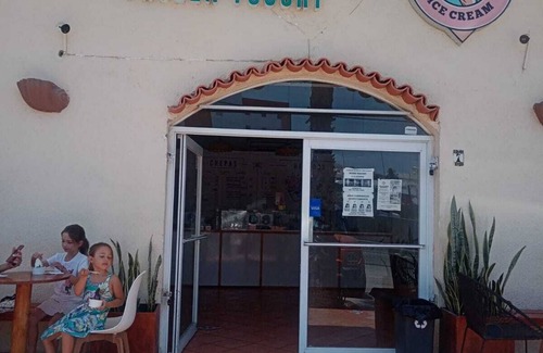 El Tezal Apartment | GREAT LOCATION BRAND NEW STUDIO WITH POOL WIFI NETFLIX 2 BLOCKS FROM THE BEACH!