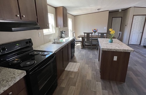 Many House | Great location. covered patio/5 minutes away from restaurants stores boat launch