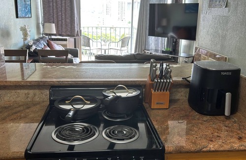 McCully - Moiliili Condo | Great Location in Waikiki! Views of mountains, city, and ocean!