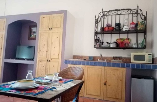 El Tezal Apartment | Great Location ! King bed studio apt Pool Wifi Netflix BBQ—2 blocks to the beach