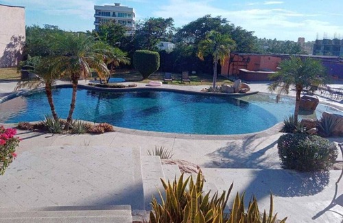 El Tezal Apartment | Great Location ! King bed studio apt Pool Wifi Netflix BBQ—2 blocks to the beach