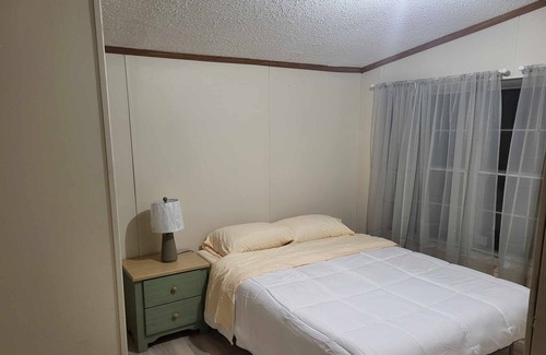 Blue Creek House | Great Location near Shawnee!