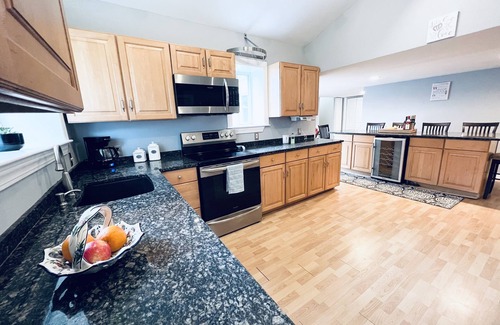 Jamestown Villa | Great location! Short walk to the beach, 5min drive to center! A lot of capacity