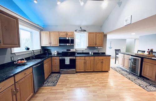 Jamestown Villa | Great location! Short walk to the beach, 5min drive to center! A lot of capacity