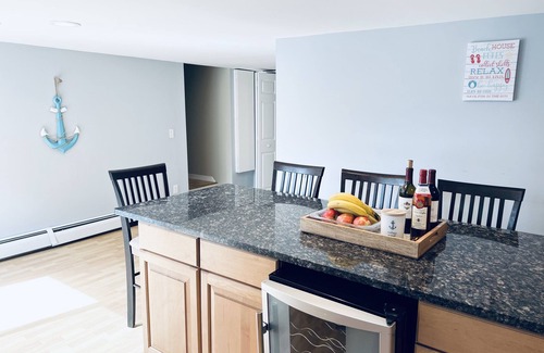 Jamestown Villa | Great location! Short walk to the beach, 5min drive to center! A lot of capacity