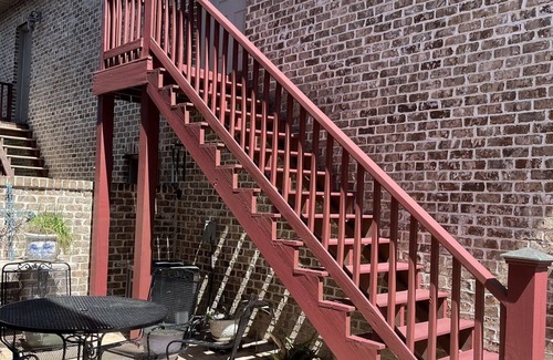 Darien Apartment | Great Location! This adorable carriage house style studio apartment is located in the center of it all in Darien. The Darien Riverfront, restaurants and shops are literally steps away.
