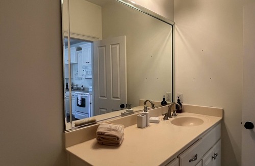 Darien Apartment | Great Location! This adorable carriage house style studio apartment is located in the center of it all in Darien. The Darien Riverfront, restaurants and shops are literally steps away.