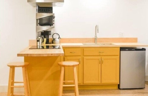 Burlington Apartment | Great location, newly-finished, bright 1-bedroom