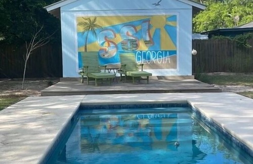 Demere Park House | Great Location-Close to Everything. Adorable 3 BD/3 Bath Cottage with Pool!