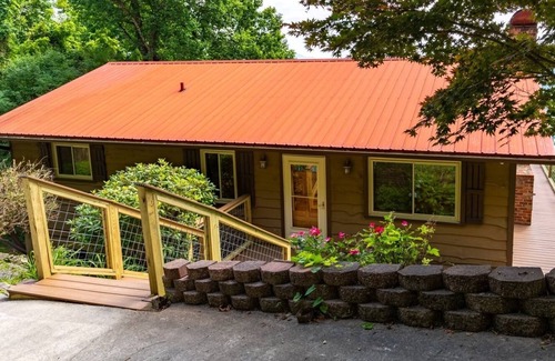 Hendersonville Cabin | Great location with year-round views!