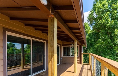 Hendersonville Cabin | Great location with year-round views!
