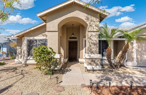 La Buena Vida House | Great Location! Walk to State Farm Stadium! FREE Heated Pool & Spa!