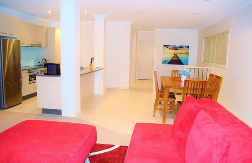 Cowes House | Great location: Walking distance to the beach & town centre!