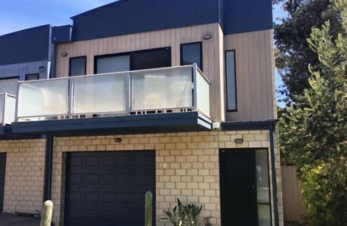 Cowes House | Great location: Walking distance to the beach & town centre!