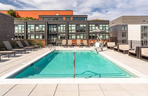 Mount Vernon Triangle Apartment | Great Mount Vernon Studio w/Rooftop Pool, nr Metro, by Blueground