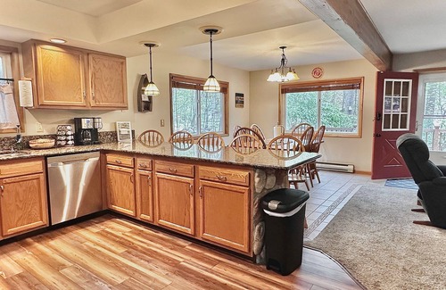 Markey Township Cottage | Great Oaks Cottage - with Hot Tub!