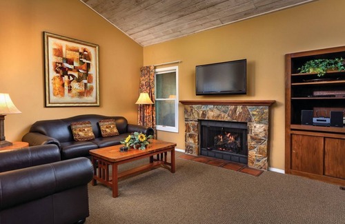 Flagstaff Resort | Great price cool off near NAU in a 2Bed 2Bath w/Full Kitchen dining area and W/D