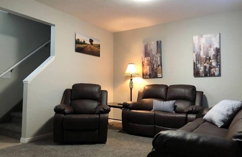 Layton House | Great PRIVATE Family HOME! Big 3 Bed 3 Bath Private Yard