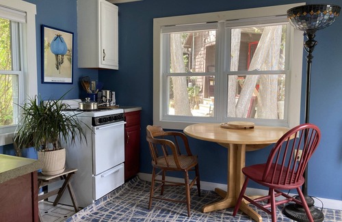 South Hero Cottage | GREAT RATES! CHARMING DOG FRIENDLY LAKESIDE COTTAGE