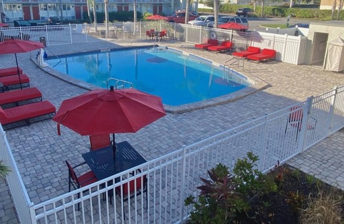 June Park House | Great Relaxing Overnight Stay! Free Breakfast, Free Parking, Onsite Pool