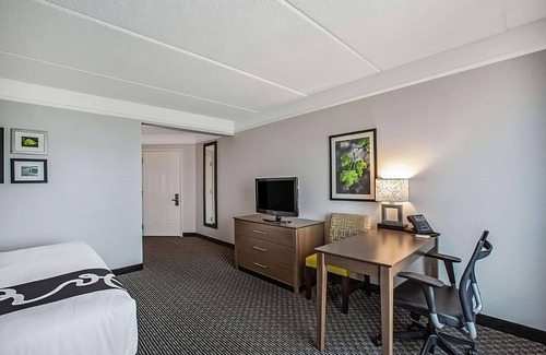Doral Hotel | Great Relaxing Overnight Stay! 2 Convenient Units, Free Breakfast, Pools