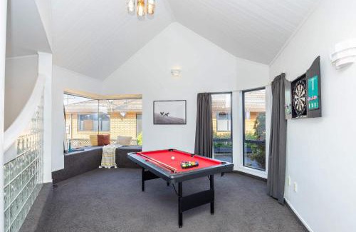 Hamilton House | Great Short-Mid Term Stay! River Views & Games Room