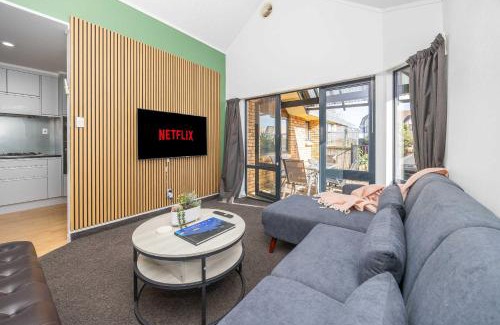 Hamilton House | Great Short-Mid Term Stay! River Views & Games Room
