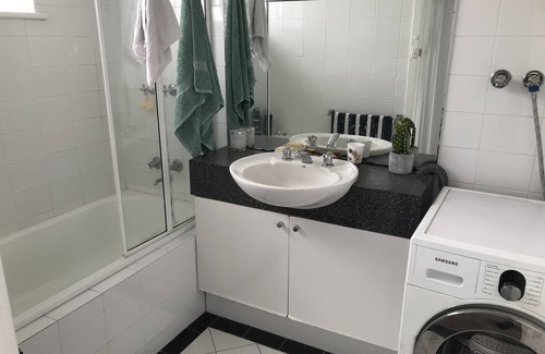 St. Kilda East Condo | Great spacious apartment in a perfect location