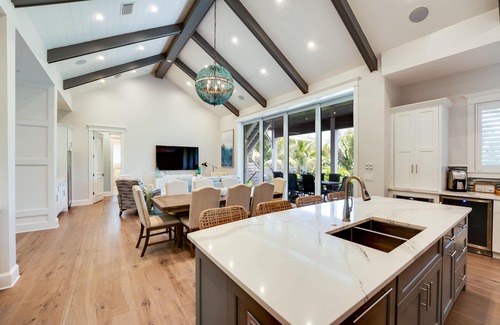 Longboat Key House | Great Summer Rate! 3 minute walk to the sand. Luxurious 6 bedroom.