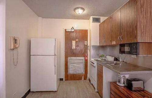 Waikiki Apartment | Great Vacation Spot! Outdoor Pool, On-Site Mini-Market, Close to Shopping