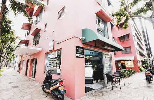 Waikiki Apartment | Great Vacation Spot! Outdoor Pool, On-Site Mini-Market, Close to Shopping