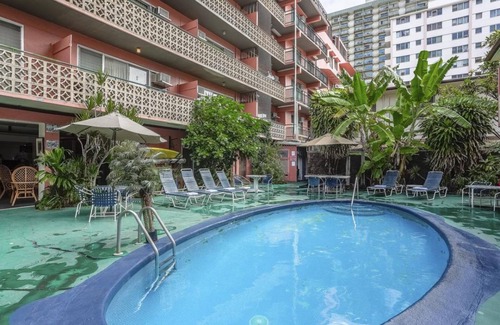Waikiki Apartment | Great Vacation Spot! Outdoor Pool, On-Site Mini-Market, Close to Shopping