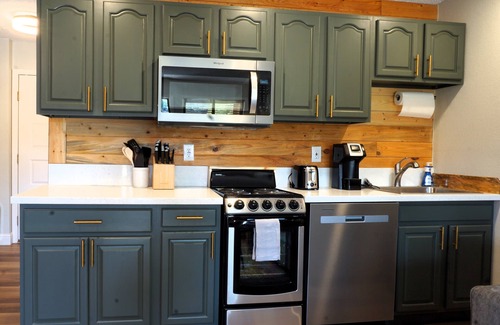 Granby Apartment | GREAT Value! Classy Comfortable King Bed Studio, Sleeps 4!