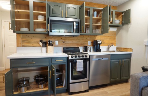 Granby Apartment | GREAT Value! Classy Comfortable King Bed Studio, Sleeps 4!