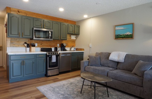 Granby Apartment | GREAT Value! Classy Comfortable King Bed Studio, Sleeps 4!