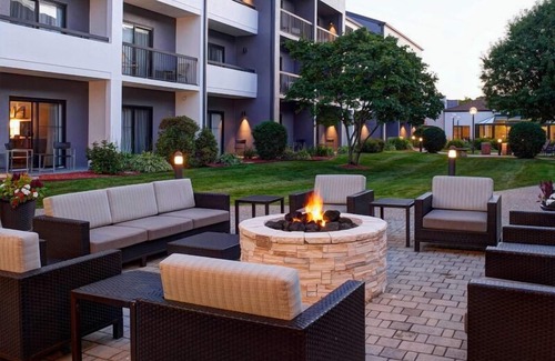 Eden Prairie Hotel | Great Value, Quality Stay! Pets Allowed with Fee, Indoor Swimming Pool!