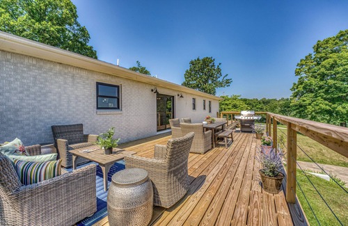 Jasper House | Great Views, gas fireplace, firepit, WiFi, huge deck.