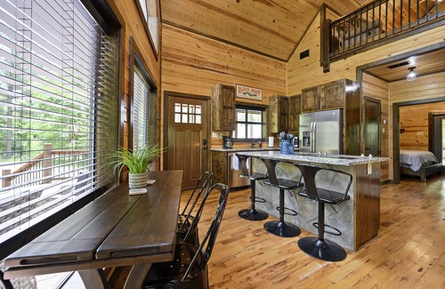 Broken Bow Cabin | Great Views, High Speed Internet, Hot Tub, Fireplace, Balcony, Sauna, Loft!