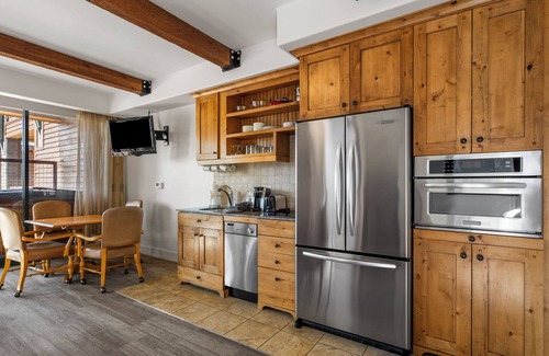 Kimball Junction Condo | Great Views of Utah Olympic Park | Hot Tub | 1 Bdrm+ Loft | Sleeps 8