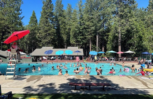 Arnold Cabin | Great Views! Pool, Large Jet-Tub, King Bed, Shufflebrd, Snow Sledding, Generator