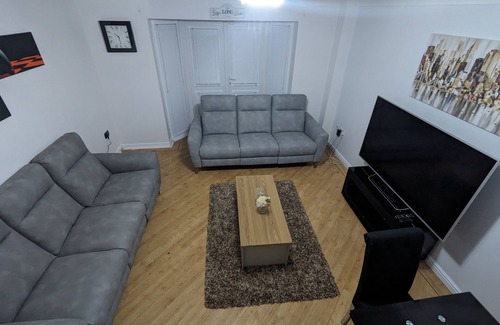Little Hay House | Greatmindz Abode - 3 bedroom townhouse close to airport, NEC, train station