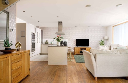 Ampney Crucis House | Grebe Lodge | Cotswold Lakehouse & Hot Tub