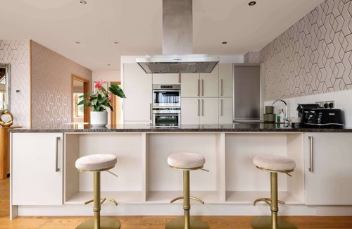 Ampney Crucis House | Grebe Lodge | Cotswold Lakehouse & Hot Tub