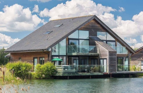 Ampney Crucis House | Grebe Lodge | Cotswold Lakehouse & Hot Tub